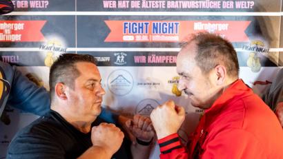 Bild: Daniel Karmann/dpa
Sie wollen für den Bratwurst-Kampf in den Ring steigen: die Amateurboxer Hasan Arli und Kay Löwentraut.
