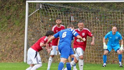 Bild: Rainer Rosenau
Das Comeback von Andreas Scheler (Nummer 7) als Spieler des VfB Rothenstadt (rote Trikots) in der Partie gegen den SV 08 Auerbach.