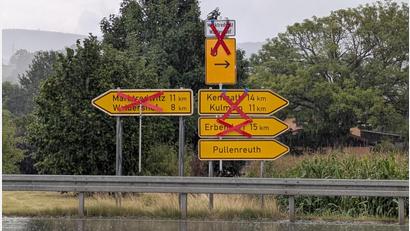 Bild: Sebastian Schweizer/exb
So sieht es an einer Abzweigung bei Neusorg aus: Gerade mal nach Pullenreuth geht es von hier aus noch, ansonsten ist Endstation.