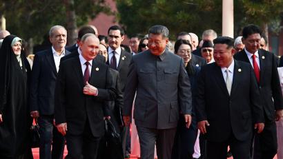 Bild: Sergei Bobylev/Pool Sputnik Kremlin/dpa
Der russische Präsident Wladimir Putin, der chinesische Präsident Xi Jinping und der nordkoreanische Machthaber Kim Jong Un kommen zu einer Militärparade anlässlich des 80. Jahrestages der Kapitulation Japans im Zweiten Weltkrieg.