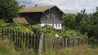 Bild: Günter Moser/Freilandmuseum Oberpfalz
Das Freilandmuseum Oberpfalz ist bekannt für seine Bauerngärten, in denen auch die unscheinbaren Färbepflanzen wachsen dürfen.