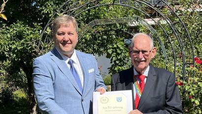 Bild: Stefan Braun
Bürgermeister Stefan Braun gratulierte Wolfgang Eger (rechts) zum 80. Geburtstag.