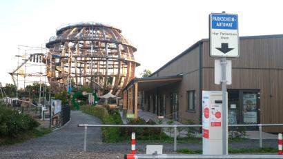 Bild: Hirsch
Besitzer von E-Autos müssen am Steinberger See weiterhin ein reguläres Parkticket lösen. Die neue Eventlocation „Panorama Seenland“ (rechts) wird am 18. September eingeweiht.