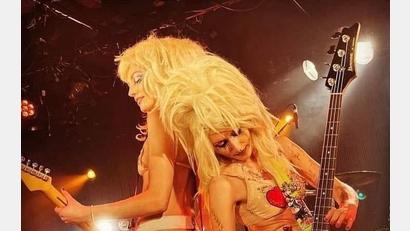 Bild: Band/exb
Die aus Kapstadt in Südafrika stammenden Schwestern Camille (Mie) und Noemie (Mille) Debray haben sich als The Soap Girls ihren eigenen Weg in der Musikwelt gebahnt – mit "einem furchtlosen Geist, rohem Talent und unerbittlicher Energie".