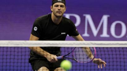 Bild: Adam Hunger/AP/dpa
Das Stirnband sitzt falsch: US-Profi Taylor Fritz bei seiner Viertelfinal-Niederlage gegen Novak Djokovic.