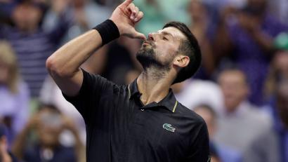 Bild: Adam Hunger/AP/dpa
Novak Djokovic widmet seinem Sieg seiner Tochter, die ihren 8. Geburtstag feierte.