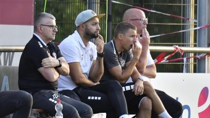 Bild: Hubert Ziegler
Ratlosigkeit herrschte nach vier Pleiten in Folge auf der Gebenbacher Bank mit (von rechts) Trainer Markus Kipry, Co-Trainer Andreas Graml, Sportlichem Leiter Erdal Izmire und Physio Hans Dobler.