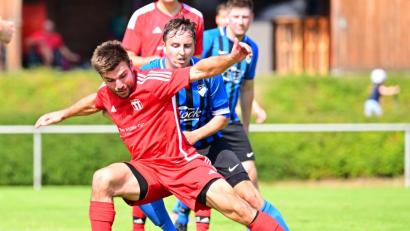 Archivbild: Thomas Schrems
Jonas Sölch (re.) traf beim Kondrauer Derbysieg gegen die SG Neualbenreuth/Waldsassen doppelt.
