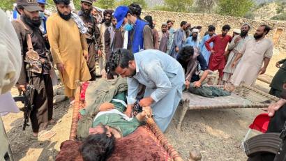 Bild: Shelter Now
Einige Einheimische eilten nach dem Erdbeben in den Provinzen Kunar und Nangarhar zu Hilfe und versuchen noch immer, Tote und Verletzte aus den Trümmern zu bergen. Es sei offensichtlich, dass noch weitere Menschen unter den Trümmern verschüttet sind. Aus einigen Dörfern wird laut Shelter Now berichtet, dass alle Häuser vollständig zerstört wurden.