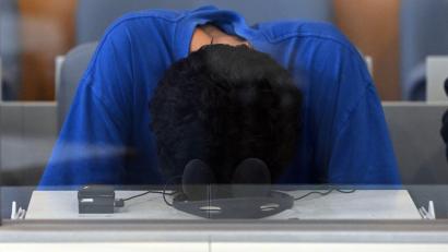 Bild: Federico Gambarini/dpa
Der Angeklagte verfolgt den Prozess in den ersten Tagen überwiegend mit gesenktem Kopf. (Archivbild)