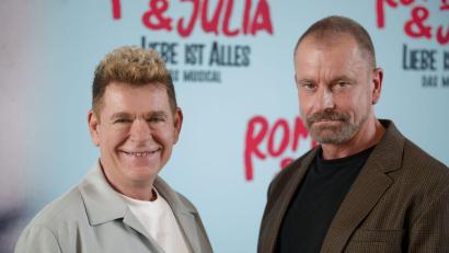 Bild: Henning Kaiser/dpa
Das Musical  „Romeo & Julia – Liebe ist alles“ von Peter Plate (links) und Ulf Leo Sommer geht bald auf Tournee.