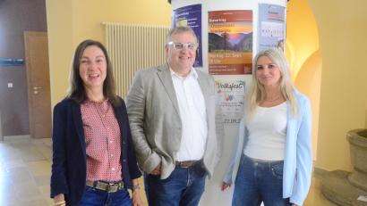 Bild: Kunz
Sozialdezernent Wolfgang Hohlmeier stellt das neue Führungsduo aus Susanne Meichner (links) und Tina Abel-Pschierer im Maria-Seltmann-Haus vor.