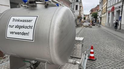 Bild: Heike Unger
Im Tankwagen haben die Stadtwerke Trinkwasser für Anwohner der Georgenstraße in Amberg bereitgestellt: Nach einem Rohrbruch war hier die Wasserversorgung unterbrochen.