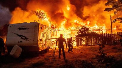 Bild: Noah Berger/AP/dpa
Ein Blitz soll den Brand ausgelöst haben.