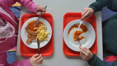 Bild: Ralf Hirschberger/dpa-Zentralbild/dpa
Ein gemeinsames Mittagessen hat einen verbindenden Charakter. (Symbolbild)