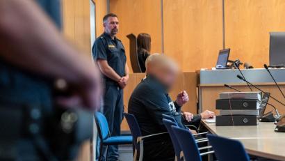 Bild: Daniel Vogl/dpa
Zu Prozessbeginn hat der Angeklagte über seinen Verteidiger eingeräumt, eine 40 Jahre alte Kollegin vom THW getötet zu haben.