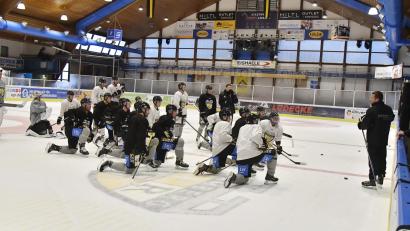 Bild: Hubert Ziegler
Neu-Trainer Jan Bönning (rechts) erläuterte beim Trainingsauftakt den Spielern des ERSC Amberg, welche Spielweise ihm künftig für den Eishockey-Bayernligisten vorschwebt.