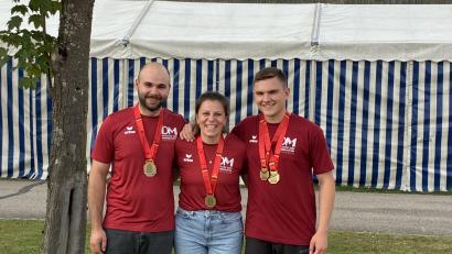Bild: Kellner/privat
Julian Kemptner (links), Magdalena Kellner (Mitte) und Jonas Hüttner von Hubertus Knölling haben bei der deutschen Meisterschaft im Sportschießen einige Medaillen abgeräumt.