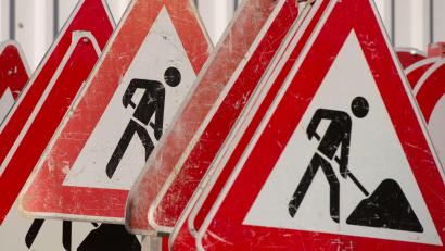 Symbolbild: Sebastian Kahnert/dpa
Asphaltierungsarbeiten behindern bis zum 28. August den Verkehr auf mehreren Straßen in und um Weiden.