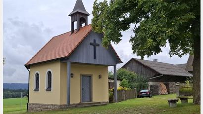 Bild: gz
An der Waldkapelle in Ragenwies wird am 7. September offiziell die Gründung der Pfarrgemeinschaft Eslarn-Moosbach gefeiert.