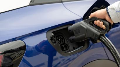 Bild: Hendrik Schmidt/dpa
Der Absatz von Elektroautos war auch im August hoch. (Archivbild)
