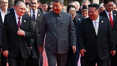 Bild: Sergei Bobylev/Pool Sputnik Kremlin/dpa
Putin und Xi philosophieren über die Kunst, noch älter zu werden.