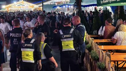 Bild: Sebastian Pieknik/NEWS5/dpa
Mit Lautsprecherdurchsagen wurden Besucher des Gillamoos-Jahrmarkts vom Platz gewiesen.