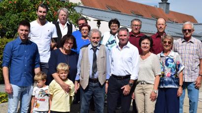 Bild: bnr
Viele Gratulanten gaben sich am Donnerstag die Klinke in die Hand, um Friedrich Gradl aus Weihern zu seinem 85. Geburtstag zu gratulieren.Neben seiner Frau Gerdi und den Kindern wünschten auch Abordnungen des VdK Pfreimd und der Hobbyrancher Weihern alles Gute und viel Gesundheit.