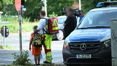 Bild: Annette Riedl/dpa
. Ein Auto ist in Berlin-Wedding in eine Menschengruppe gefahren.