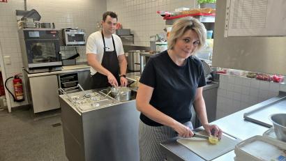 Bild: lnz
Zum elfköpfigen Gastroteam im Sibyllenbad gehören auch Koch Jakub Skljarenko und Vendula Němečková.
