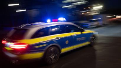 Symbolbild: Marijan Murat/dpa
Ein Autofahrer flüchtete mit 180 km/h vor der Polizei auf der B 20 bei Arnschwang