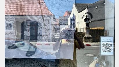 Bild: Albert Braun/exb
Mit großformatigen Fotoinstallationen und QR-Codes erinnert Künstler Albert Braun an elf Standorten in der Vilsecker Innenstadt an das bewegte Leben des Türmersohns Elias Peißner.