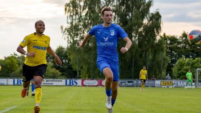 Archivbild: gud
Bastian Hägler (rechts/Szene aus dem Pokalspiel gegen Bayreuth) und der SV Schwarzhofen empfangen am Sonntag den FC Pielenhofen.