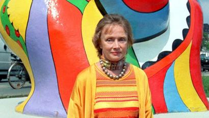 Bild: Wiebke Langefeld/dpa
Die damals 67 Jahre alte Künstlerin Niki de Saint Phalle steht in Hannover vor ihren als „Nanas“ geschaffenen Freiluftfiguren. (Foto vom 17.07.1998)