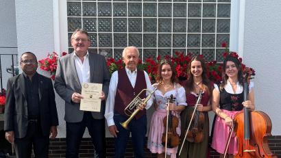 Bild: Stefanie Gradl
Pfarrer Madanu, Bürgermeister Hans-Martin Schertl und die Enkelinnen Ronja, Franziska und Julia Rosemann überbrachten dem Jubilar Helmut Wolf die Glückwünsche zum 90. Geburtstag.