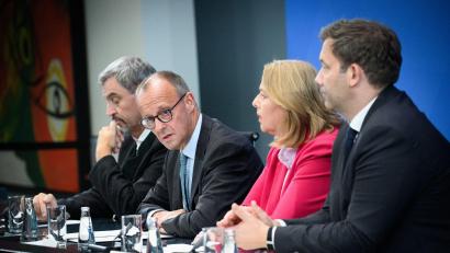 Bild: Bernd von Jutrczenka/dpa
Die Vorsitzenden der Regierungsparteien versprechen konstruktives Miteinander.
