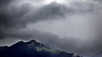 Bild: Karl-Josef Hildenbrand/dpa
Schwere Gewitter und heftiger Starkregen ziehen am Donnerstag über Bayern. (Archivbild)