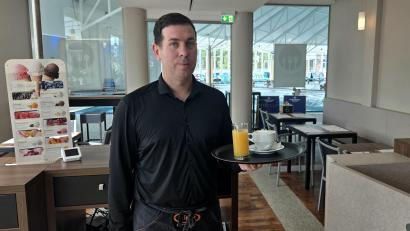 Bild: lnz
Der 46-jährige Petr Černik ist seit 1. September neuer Pächter des Gastronomiebereichs im Sibyllenbad. Das Bild zeigt ihn im Restaurant "Sibylle", hinten ist ein Teil der Badehalle zu sehen.