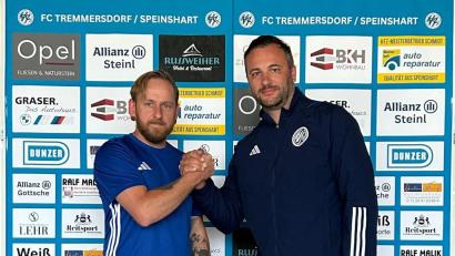 Bild: FC Tremmersdorf/Verein
Abteilungsleiter Florian Schnödt (links) freut sich über die Verpflichtung des neuen Trainers Robert Schäffler beim FC Tremmersdorf.