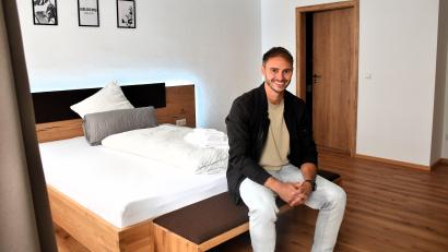 Bild: ubb
Es war nicht einfach, aus dem Altbau in der Altstadt ein neues Hotel zu zaubern. Luca Gleißner erinnert sich an etliche Schwierigkeiten bei den Sanierungsarbeiten. Jetzt ist alles geschafft und der junge Mann kann durchstarten als Hotelleiter.