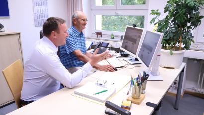 Bild: Judith Zeitler/Aelf Tirschenreuth-Weiden
Stefan Enders (links) und Gerhard Gradl (rechts) besprechen eine bevorstehende Veranstaltung. Öffentlichkeitsarbeit für die Landwirtschaft ist ein wichtiger Punkt für die beiden Führungskräfte.