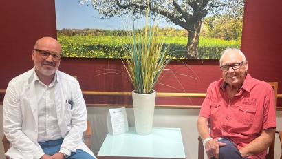 Bild: Felix Haas
Dr. Marco Strauch (links) freut sich mit seinem Patienten über die gelungene Lösung für ein Schulter-Implantat, bei dem kein Modell "von der Stange" erhältlich war.