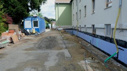 Bild: Fred Lehner
An der Flosser Schule laufen weiterhin Arbeiten. Die Schulstraße bleibt deshalb in Teilen gesperrt.