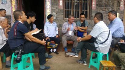 Bild: Spindler
Bei einer Bürgerbefragung in Sichuan tragen Dorfbewohner Karl Spindler (Vierter von rechts) Sorgen und Wünsche vor.