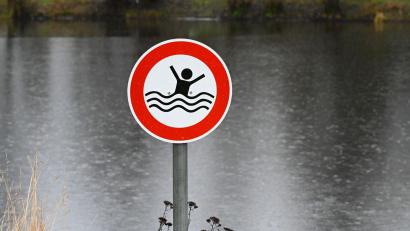 Symbolbild: Uwe Zucchi/dpa
Baden kann vor allem in natürlichen Gewässern, wie Flüssen oder Seen, gefährlich werden.