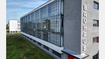 Bild: Jan Woitas/dpa
Bauhäusler feiern ihre Schule - auch mit Selbstkritik.