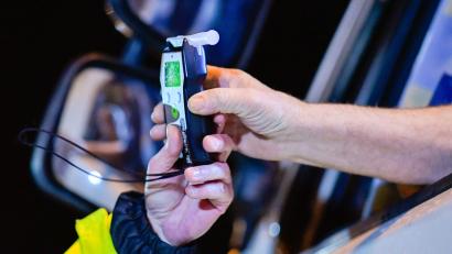 Symbolbild: Uwe Anspach/dpa
In Schwarzenfeld wurde ein alkoholisierter Fahrer von der Polizei kontrolliert.