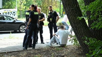 Bild: Annette Riedl/dpa
Polizisten stehen an der Unfallstelle.