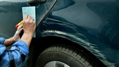 Symbolbild: Roland Weihrauch/dpa
An einem geparkten Auto in Nittenau entstand ein hoher Schaden.