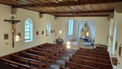 Bild: Stephan Weiß
Von der frisch renovierten Kirche St. Barbara überzeugt sich am Sonntag Bischof Rudolf Voderholzer beim Festgottesdienst.